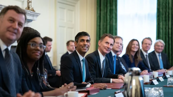 Premierminister Rishi Sunak (M, l) neben dem neuen Finanzminister Jeremy Hunt bei der ersten Kabinettssitzung in der Downing Street. - &copy; Stefan Rousseau/PA Wire/dpa