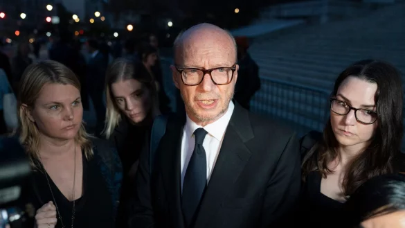Paul Haggis verl&auml;sst das Gericht in New York. - &copy; John Minchillo/AP/dpa