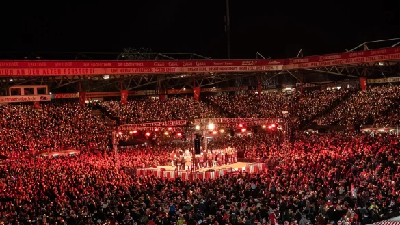 Der 1. FC Union Berlin lädt zum traditionellen Weinachtssingen. - © Paul Zinken/dpa