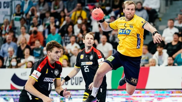 Julian K&ouml;ster (l) und Kai H&auml;fner hatten mit dem DHB-Team gegen Schweden (hier Max Darj) das Nachsehen. - &copy; Uwe Anspach/dpa