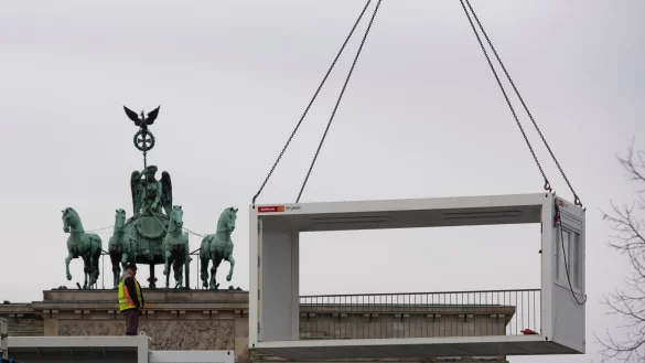 Am Brandenburger Tor haben die Aufbauarbeiten f&uuml;r die ZDF-Silvester-Party begonnen. - &copy; Paul Zinken/dpa