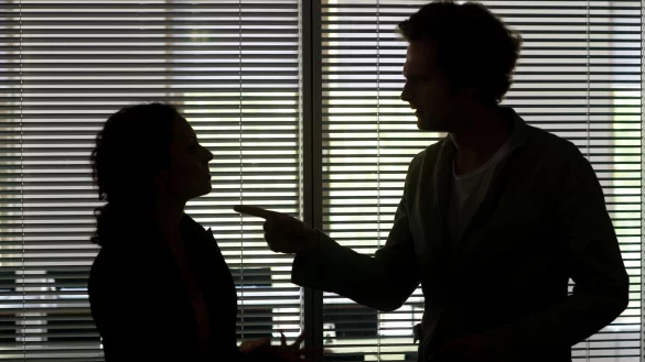 Beleidigen, bedrohen oder anschreien: Verbale Gewalt am Arbeitsplatz sollten Betroffene offiziell melden, selbst bei kleinsten Vorf&auml;llen. - &copy; Klaus-Dietmar Gabbert/dpa-tmn