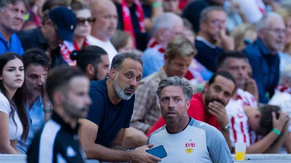 Pellegrino Matarazzo (l) unterh&auml;lt sich mit Michael Wimmer. - &copy; Rolf Vennenbernd/dpa