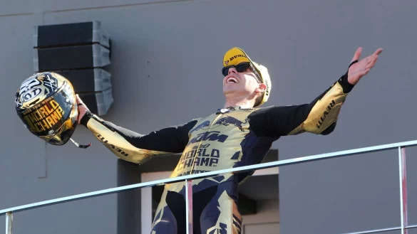Grund zu Feiern hat Augusto Fernandez nach seinem Sieg in Valencia. - &copy; Alberto Saiz/AP/dpa