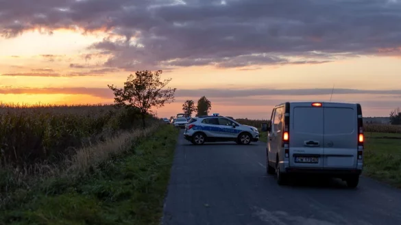 Ein Streifenwagen der Polizei sperrt eine Strasse in Richtung des Lecks an der &Ouml;lpipeline Druschba. In etwa zwei Kilometer Entfernung von dieser Stelle wurde ein Leck an der &Ouml;lpipeline entdeckt. - &copy; Christian Ender/dpa