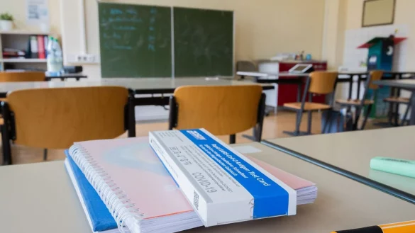 Ein Corona-Selbsttest liegt am Platz eines Sch&uuml;lers in einem Klassenraum einer Gesamtschule. - &copy; Julian Stratenschulte/dpa