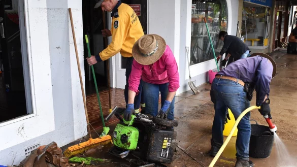 Freiwillige Helfer und Gesch&auml;ftsinhaber beseitigen nach den &Uuml;berschwemmungen in der Stadt Molong in der Region Central West von New South Wales Tr&uuml;mmer und Schlick aus den Geb&auml;uden. - &copy; Murray Mccloskey/AAP/dpa