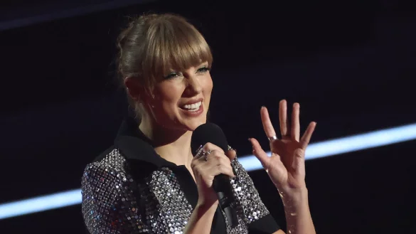 Taylor Swift freut sich &uuml;ber eine Auszeichnung bei der Verleihung der MTV Europe Music Awards in D&uuml;sseldorf. - &copy; Rolf Vennenbernd/dpa