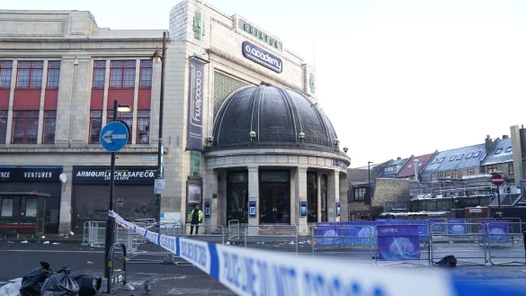 Die Polizei untersucht den Bereich vor der Brixton O2 Academy, wo es zu einem Gedr&auml;nge kam. - &copy; Kirsty O\\\'connor/PA Wire/dpa