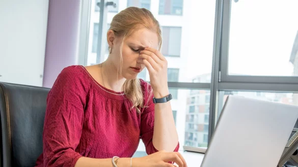 Ist der emotionale Druck im Job enorm hoch, leiden Beschäftigte schnell unter dem schlechten Betriebsklima. - © Christin Klose/dpa-tmn