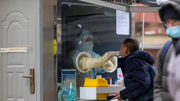 Ein Mann wird auf COVID-19 getestet. - &copy; Andrew Braun/AP/dpa