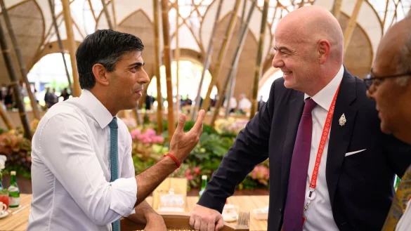 Der britische Premierminister Rishi Sunak (l) mit FIFA-Präsident Gianni Infantino während eines Arbeitsessens auf dem G20-Gipfel in Nusa Dua. - © Leon Neal/Pool Getty Images/AP/dpa