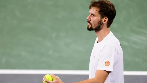 Oscar Otte steht auf dem Platz. - © Frank Molter/dpa