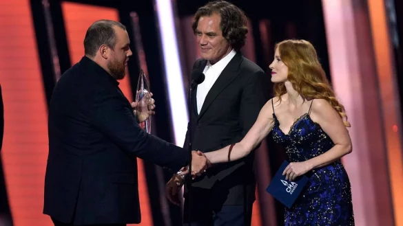 Die Hollywood-Stars Jessica Chastain und Michael Shannon &uuml;berreichen Luke Combs den Preis f&uuml;r den &laquo;Entertainer des Jahres&raquo;. - &copy; Mark Humphrey/Invision/dpa