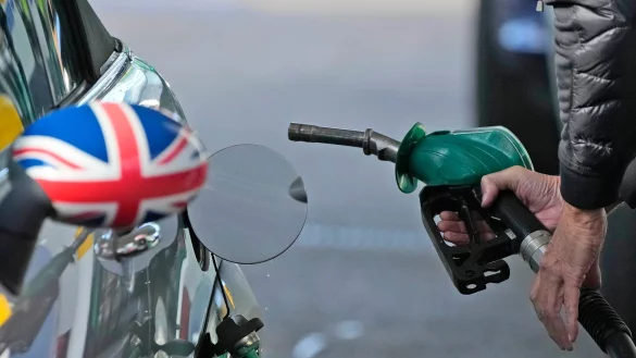 Ein Mann betankt ein Auto an einer Londoner Tankstelle. Die wirtschaftliche Lage ist im Land so mies wie lange nicht mehr. - &copy; Frank Augstein/AP/dpa