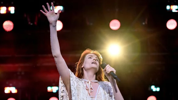 Die Sängerin Florence Welch von der britischen Band Florence + the Machine im Sommer beim Tempelhof-Sounds Festival in Berlin. - © Britta Pedersen/dpa