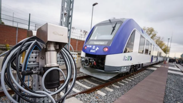 Ein nagelneuer Wasserstoffzug an einer Wasserstofftankstelle in Frankfurt/Main. - &copy; Frank Rumpenhorst/dpa/Frank Rumpenhorst/dpa