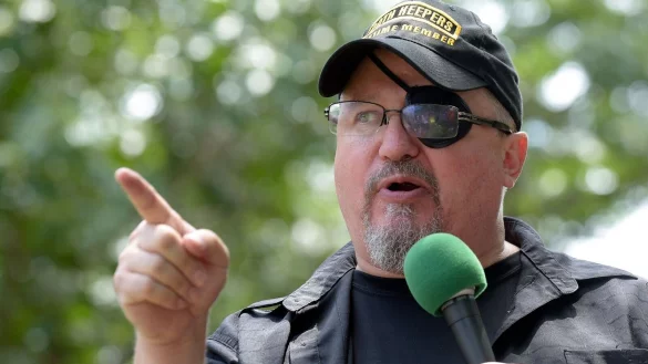 Stewart Rhodes, Gr&uuml;nder rechtsextremen Miliz &laquo;Oath Keepers&raquo;, spricht w&auml;hrend einer Kundgebung vor dem Wei&szlig;en Haus. - &copy; Susan Walsh/AP/dpa