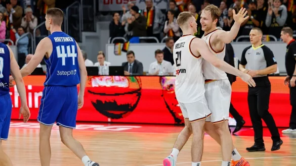 Justus Hollatz (l) und Christian Sengfelder feiern den Sieg gegen Finnland. - © Daniel Löb/dpa