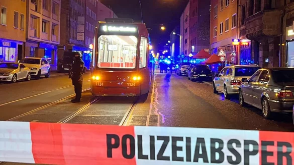 Ein Polizist steht mit einer Maschinenpistole hinter einer Polizeiabsperrung. - &copy; Eberlein/vifogra/dpa