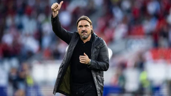 Gladbachs Trainer Daniel Farke bedankt sich nach dem Spiel bei den Fans f&uuml;r die Unterst&uuml;tzung. - &copy; Tom Weller/dpa/Archivbild