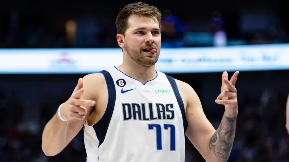 Dallas Mavericks-Guard Luka Doncic jubelt nach einem 3-Punkte-Korb. - © Brandon Wade/AP/dpa
