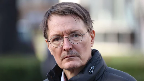 Gesundheitsminister Karl Lauterbach will sich mit seinem franz&ouml;sischen Amtskollegen zur Corona-Lage in China austauschen. - &copy; Joerg Carstensen/dpa