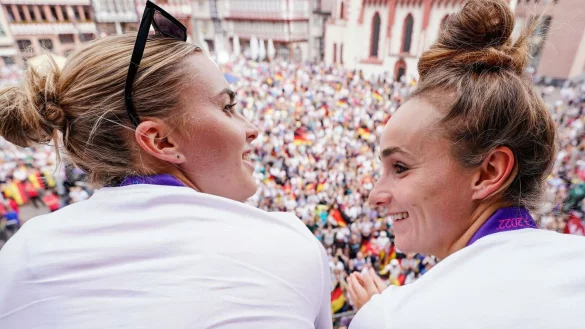 Laura Freigang (l) und Lina Magull lassen sich nach der EM auf dem Balkon des Römer von den Fans feiern. - © Uwe Anspach/dpa