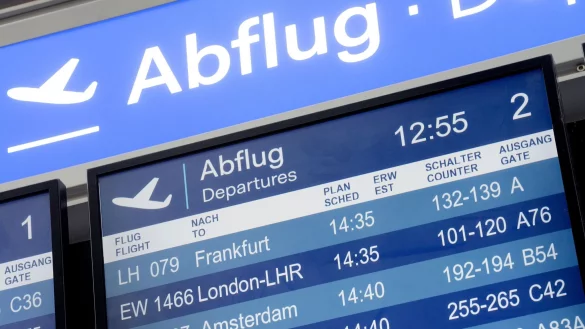 Der Streit um die Vorauskasse bei Flugtickets dauert an. - © Judith Michaelis/dpa-tmn