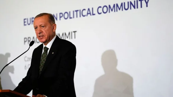 Recep Tayyip Erdogan, Pr&auml;sident der T&uuml;rkei, spricht nach dem Treffen der Europ&auml;ischen Politischen Gemeinschaft in Prag mit Medienvertretern. - &copy; Petr David Josek/AP/dpa