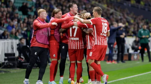 Der SC Freiburg machte durch einen Kantersieg in Nantes das Weiterkommen klar. - &copy; Jeremias Gonzalez/AP/dpa