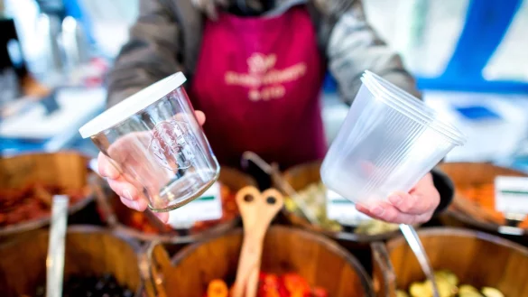 Bitte zum Mitnehmen: Wer Essen to go anbietet, muss ab 2023 auch Mehrwegbeh&auml;lter anbieten. Oder sehr kleine Gastronomien m&uuml;ssen mitgebrachte Beh&auml;lter bef&uuml;llen. - &copy; Hauke-Christian Dittrich/dpa/dpa-tmn