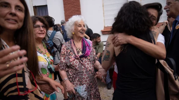 Estela de Carlotto (M), die Leiterin der Menschenrechtsorganisation Abuelas de Plaza de Mayo (&laquo;Gro&szlig;m&uuml;tter der Plaza de Mayo&raquo;), und andere Aktivisten treffen sich in ihrem B&uuml;ro im ehemaligen Folterzentrum ESMA in Buenos Aires. - &copy; Victor R. Caivano/AP/dpa