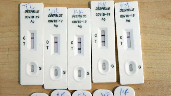 Corona-Teststreifen liegen in einer Corona-Teststelle auf einem Tisch. - &copy; Wolfgang Kumm/dpa