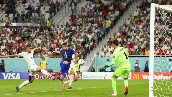 Der Ex-Dortmunder Christian Pulisic (2vl) erzielt das 1:0 f&uuml;r die USA gegen den Iran. - &copy; Christian Charisius/dpa