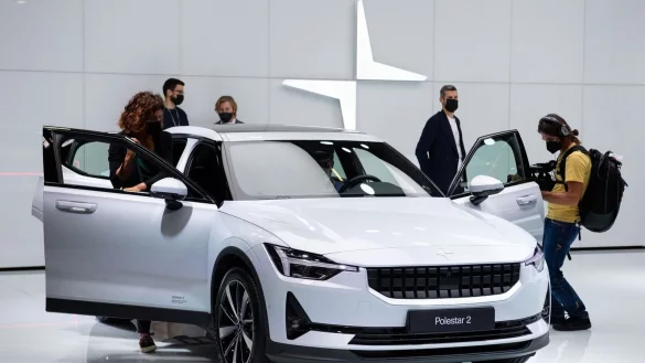 Journalisten schauen sich am Messestand von Polestar vor Beginn der Internationalen Automobil-Ausstellung (IAA Mobility) im vergangenen Jahr einen Polestar 2 an. - &copy; Sven Hoppe/dpa