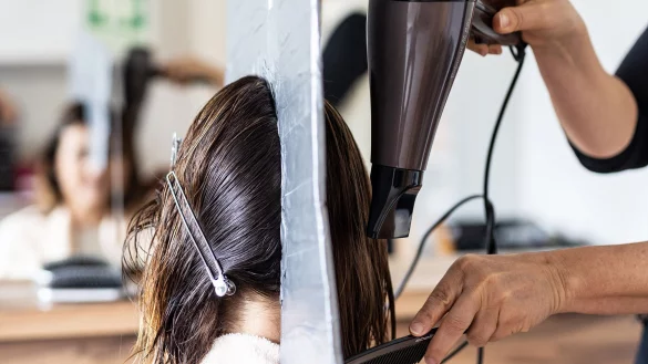 Die Haartrockner wurden auch im Friseursalon einem Test unterzogen. - &copy; Dominik Gigler/Stiftung Warentest/dpa-tmn