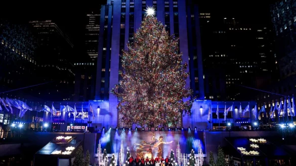 Der Weihnachtsbaum am Rockefeller Center ist zum 90. Mal angeknipst worden. - &copy; Julia Nikhinson/AP/dpa