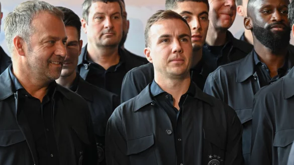 Bundestrainer und Rückkehrer: Hans-Dieter Flick (l) und Mario Götze (M). - © Arne Dedert/dpa/POOL/dpa