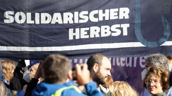 Das Motto der bundesweiten Demonstrationen lautet «Solidarischer Herbst». - © Hannes P. Albert/dpa