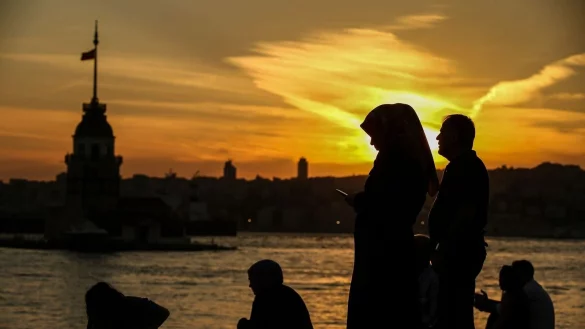 Eine Frau mit Kopftuch steht in Istanbul an der Meerenge Bosporus. - &copy; Emrah Gurel/AP/dpa