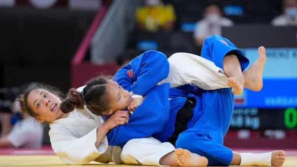 Katharina Menz (weißer Anzug - hier im Jahr 2021 bei Olympia in Tokio) holte zum WM-Auftakt Silber. - © Vincent Thian/AP/dpa