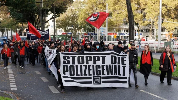 Gedenkzug durch die Mannheimer Innenstadt f&uuml;r den Mann, der im Mai nach einem Polizeieinsatz gestorben ist. - &copy; Julian Rettig/dpa