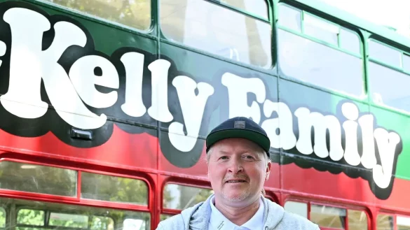 Joey Kelly im Sommer vor dem Bus der Kelly-Family. - &copy; Uli Deck/dpa