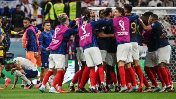 Die franz&ouml;sischen Spieler feiern den Sieg, Englands Harry Kane (l) kauert auf dem Rasen. - &copy; Robert Michael/dpa