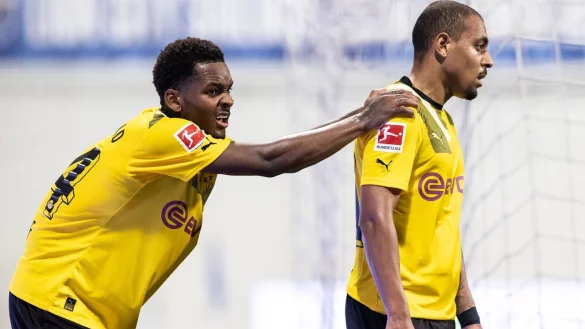 Donyell Malen (r) war der beste Borusse beim Test in Singapur. - &copy; Marco Steinbrenner/dpa