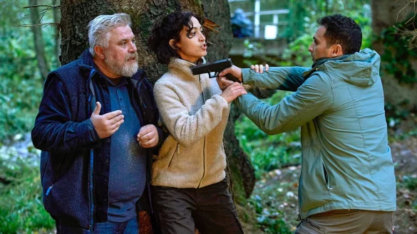 «Harter Brocken»: Adam (Hassan Akkouch, r) bedroht Koops (Aljoscha Stadelmann), Zarah (Sabrina Amali) versucht, ihn zu beruhigen. - © Kai Schulz/ARD/dpa/dpa