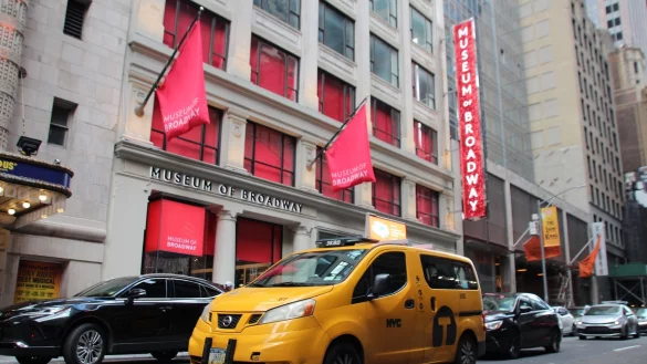 Autos stehen vor dem &laquo;Museum of Broadway&raquo;. - &copy; Christina Horsten/dpa