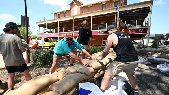 Freiwillige Helfer bef&uuml;llen Sands&auml;cke vor der Beechworth Bakery Seymour. - &copy; Joel Carrett/AAP/dpa