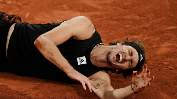 Alexander Zverev hatte sich im Halbfinale der French Open gegen Rafael Nadal schwer verletzt. - &copy; Thibault Camus/AP/dpa
